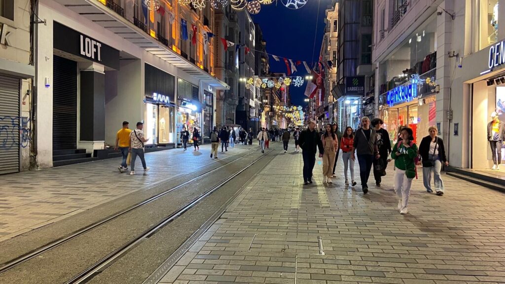 Beyoğlu’nda Gençler için Uluslararası Marka Şubeleri